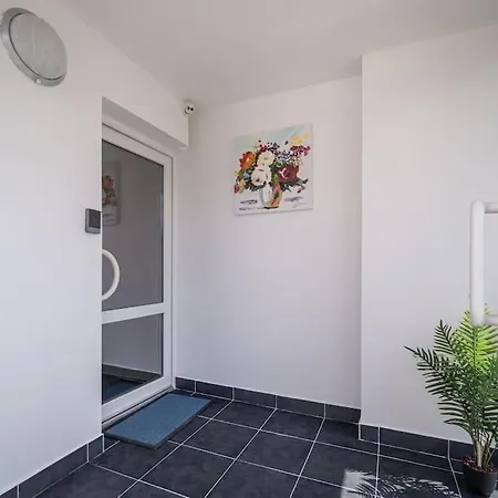 Elisabeth By Pyramid *