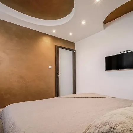 Elisabeth By Pyramid Апартаменти *