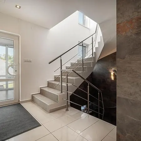 Elisabeth By Pyramid