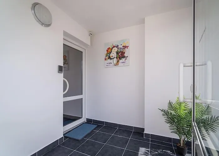 Elisabeth By Pyramid *