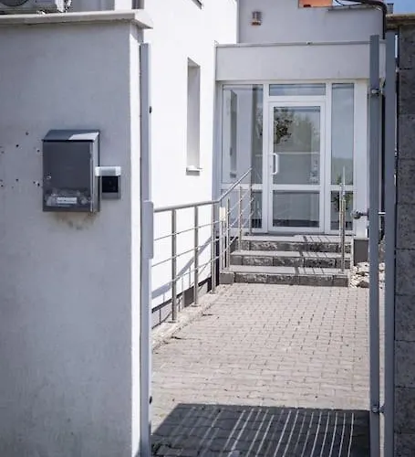 Elisabeth By Pyramid *