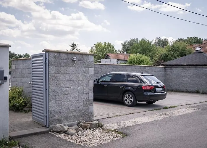 Elisabeth By Pyramid *