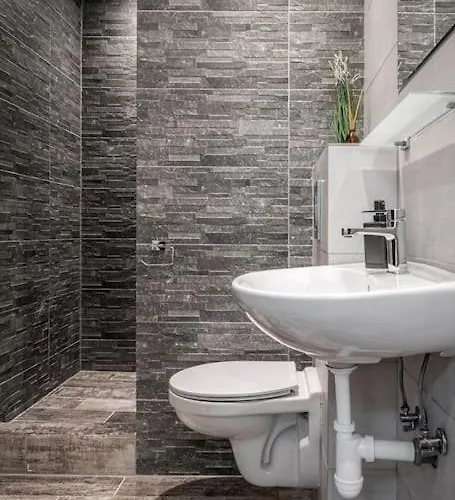 Elisabeth By Pyramid