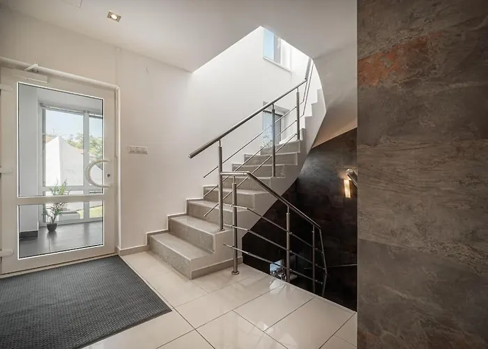 Elisabeth By Pyramid