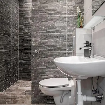 Elisabeth By Pyramid